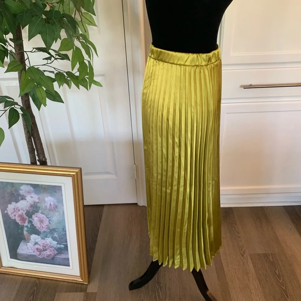 Pleated Yellow green satin  Skirt - Picture 2 of 3